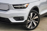 Trademark "Thor's hammer" LED headlamps set the XC40 apart from competitors.