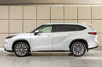 The 2023 Toyota Highlander looks good from the side.